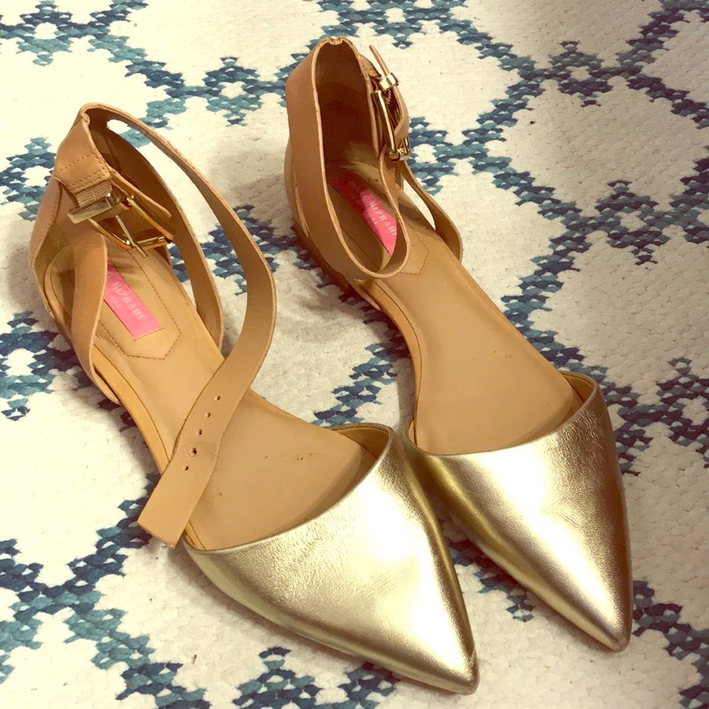 Isaac Mizrahi Gold/tan flats. Size 7.5